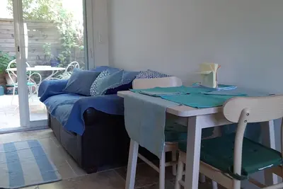Image de Joli studio citadin niché dans le calme du jardin