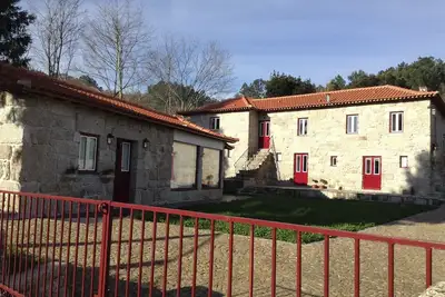 Image de \"Maisons de Eido\" - Casa do Eido et la veuve, les vieilles maisons de gardien récupérés