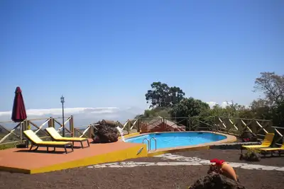 Image de maison de charme au milieu de la nature avec piscine couples. ideal.