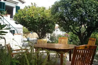 Image de Appartement spacieux dans villa bordée d'orangers proche de la mer