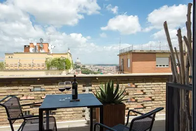Image de Int Studio Vatican 5b -. La terrasse avec vue sur Saint-Pierre