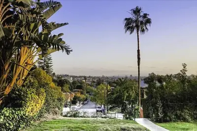 Image de 1926 charme espagnol avec vues Downtown à Los Feliz Premier