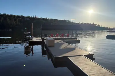 Image de Belle retraite au bord de l'eau avec votre propre plage, une grande terrasse et un quai personnel!