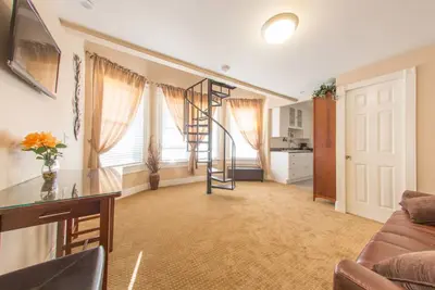 Image de Joliment décoré, conception unique unité de Loft victorienne avec Spiral Stairs.