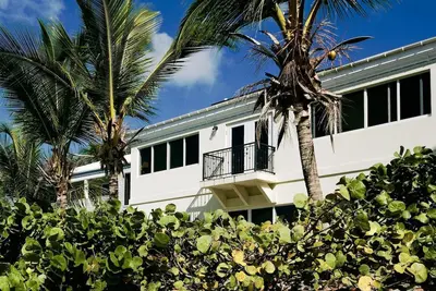 Image de Grande Maison De Plage Bord De L'Eau À Pied De Cruz Bay Shopping Waves Sous La FENÊTRE De La Chambre À Coucher