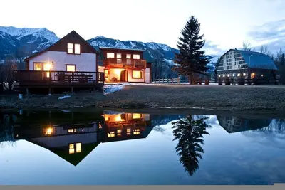 Image de 90+ Acre Ranch Directement sur la rivière Elk au coeur des Rocheuses canadiennes!