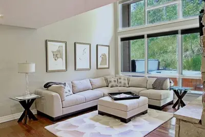 Image de 3 chambres de maître avec lits King! Spa, terrasse, grill, sur une ligne de bus Gratuite