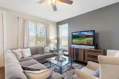 Image de Brand New Townhome avec un style contemporain! Route courte et directe vers A & M!