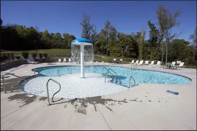 Image de 2 piscines, bain Ă remous, 7 Br & 6 Ba. 6 King Master Br. 20 Ă 40 personnes