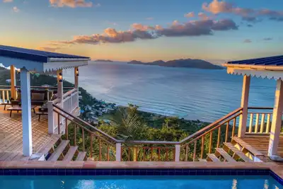 Image de Pelican Peak Villa, vues panoramiques sur l'île, à seulement quelques minutes des meilleures plages.