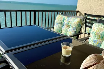Image de Direct Beachfront Condo (15ème étage) 2br, 2ba haut de gamme de luxe piscine \/ bain à remous