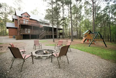 Image de Treasured Times, Luxury Cabin! Plan d'étage ouvert! 3br 2 1\/2 Bth \/ Loft; Spa