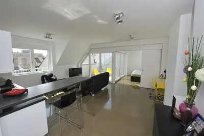 Image de Loft Penthouse moderne, conçu par un architecte, avec 2 terrasses de toit extérieures