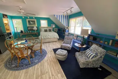 Image de À pied du centre-ville Mystic Premiere Suite très privé dans le gril séparé du patio du bâtiment