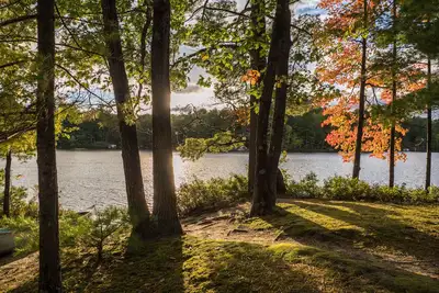 Image de Cottage familial calme et paisible de 3 chambres sur le lac George, à 12 miles de Tc