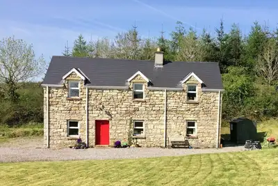 Image de Cottage en pierre dans un cadre champêtre paisible.