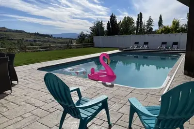 Image de 12 personnes +, piscine, bain à remous, trampoline, 5 chambres, cour privée