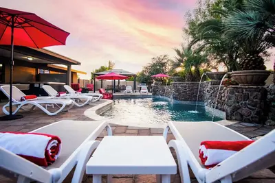 Image de 5Bd \/ 4. 5ba, piscine privée + spa, Dbl Master, cuisine extérieure, Great Gilbert Area