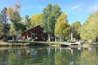 Image de Authentique cabane en rondins mise à jour. Nautisme, pêche, randonnée, détente dans le style du Colorado!