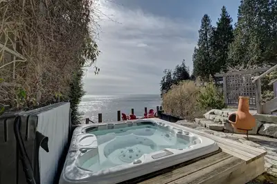 Image de Gibsons Oceanfront-Designer de luxe 3 Br Home-Beach, bain Ă remous, promenade dans la ville