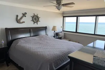 Image de Condo de luxe haut de gamme récemment rénové pouvant accueillir 6-8 confortablement Midtown Oc
