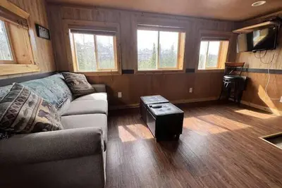 Image de Vues impressionnantes du parc. Log Cabin moderne niché dans les bois 1 km de Parks Hwy.