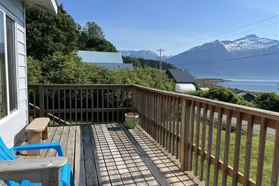 Image de Snappers Inn cottage avec vue sur l'eau, vélos gratuits, laveuse / sécheuse, à pied de la ville