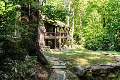 Image de Private Waterfall Lodge sur 450 Acre Exclusive Retreat avec des sentiers de randonnée et WiFI