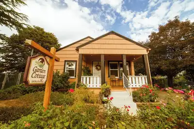 Image de Belle Charme 1920 Cottage Dans Downtown Dundee - 2 Chambre \/ 1 salle de bain