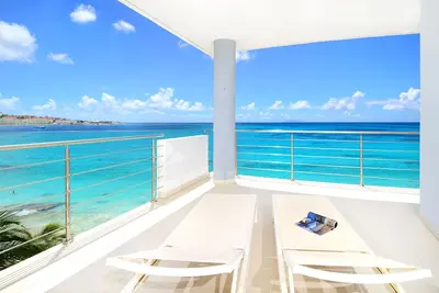 Image de Luxurious Beach Front Unit - Une Vue Spectaculaire Sur L’Ocean.