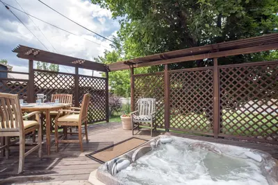 Image de Parfait \"chez soi loin de chez soi\" près du ski et de la ville! Jacuzzi! Idéal pour les familles!