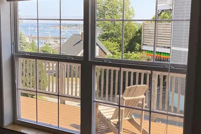 Image de Ocean view 4 br appartement w / large deck, grill, in town, parking, pet friendly