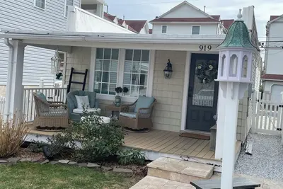 Image de Adorable Shabby Chic Cottage Home / Animaux De Bienvenue / CLÔTURÉS Tags Fournis