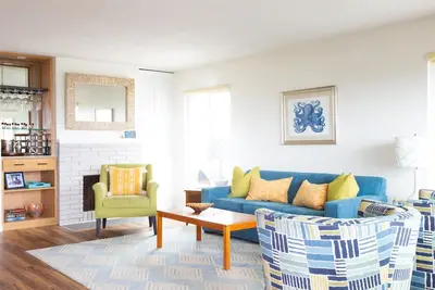 Image de Breezy Sailboat Villa: dernier étage et 1 pâté de maisons de la plage