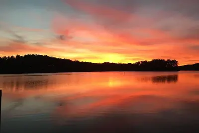 Image de Superbe maison au bord du lac! ! 80 avis cinq étoiles! Bateau ponton disponible!