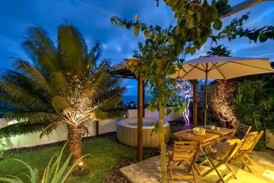 Image de Apartmento c \/ jardin, eau chaude Spa gonflable et vue sur la mer.