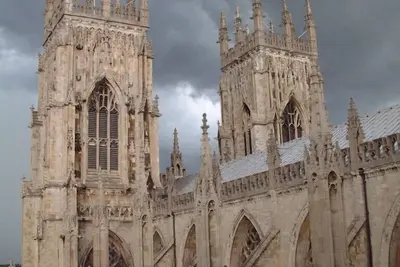 Image de Maison de ville historique exceptionnelle dans le centre-ville, près de York Minster (dort 2-8)