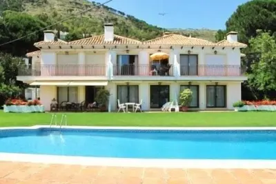 Image de Ce bel appartement au rez-de-chaussée n'est qu'une des six propriétés exclusives.