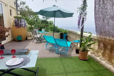 Image de Appartement cosy avec grande terrasse vue mer au cœur de l'ile du Levant