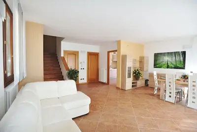 Image de villa entre lac et montagnes