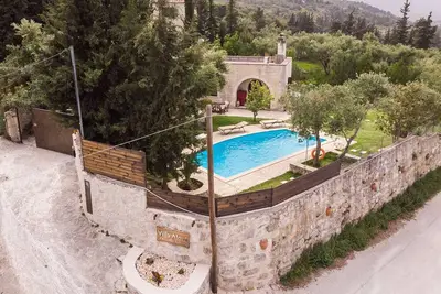 Image de Villa traditionnelle en pierre avec piscine et vue sur Nice.
