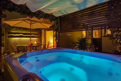 Image de Appartement avec jardin et jacuzzi. Vue sur la mer Entièrement équipé.
