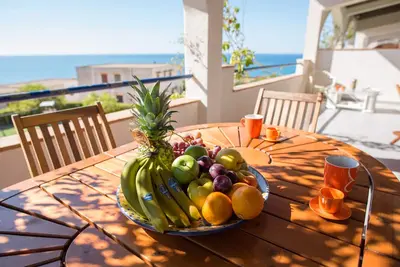 Image de Deux chambres avec vue sur la mer, wi-fi, à 250 mètres de la mer, coin cuisine, campoTennis \/ Football