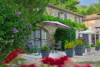 Image de Appartement provençal traditionnel en pierre. Grande piscine. Eyzahu