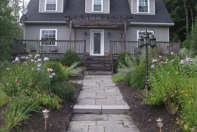 Image de Maison élégante et moderne dans la ville pittoresque de Millbrook.