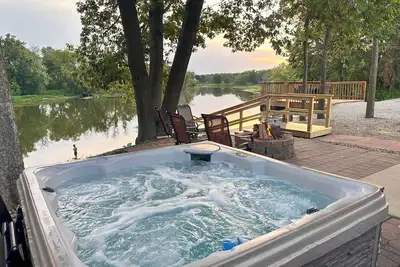 Image de Cabane Cedar Bend avec bain Ă remous pour 6 personnes! !