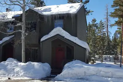 Mammoth Spacious Townhouse, 2br + Loft w / bed, 2 Masters w / ba, . 5mi to Village