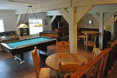 Image de Retraite familiale avec une immense salle de jeux, de superbes vues sur la montagne et à 800 mètres du centre-ville!