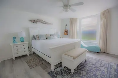 Image de Romantic Beach Condo, des équipements uniques, près de Pier Park, 4 chaises de plage Gratuit,