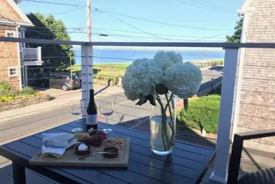 Image de Unique maison en ville avec vue sur l'eau, patio / terrasse, à pied de tout